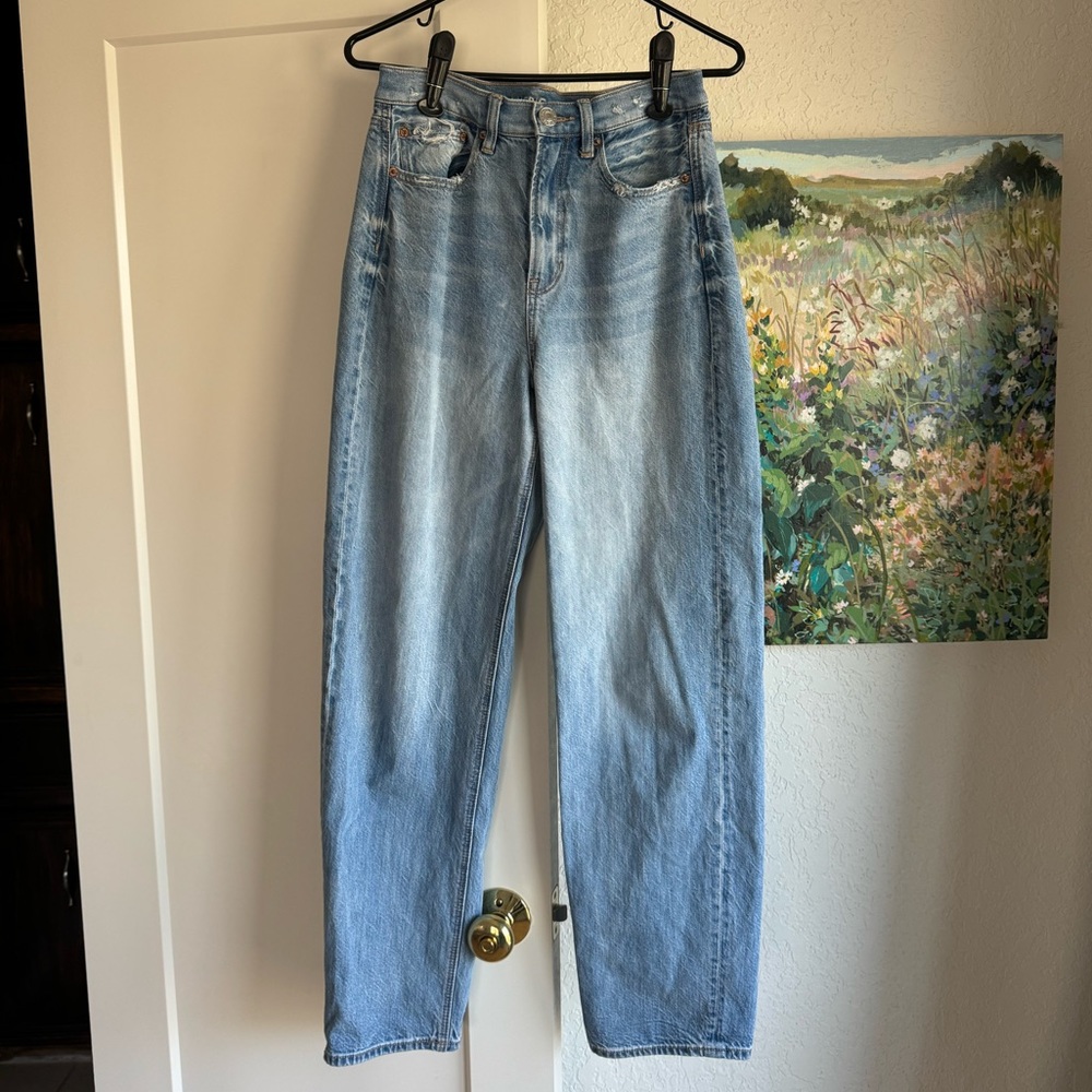 American Eagle Women’s Baggy Jeans light was, size 4